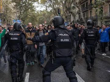 Agentes de la Policía, durante la jornada del 1-O Agentes de la Policía, durante la jornada del 1-O