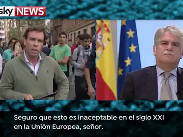 Periodista de SkyNews reprocha al ministro Dastis la actuación del Gobierno en Cataluña Periodista de SkyNews reprocha al ministro Dastis la actuación del Gobierno en Cataluña
