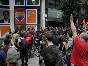 Miembros de Arran ante la sede de Ciudadanos Miembros de Arran ante la sede de Ciudadanos