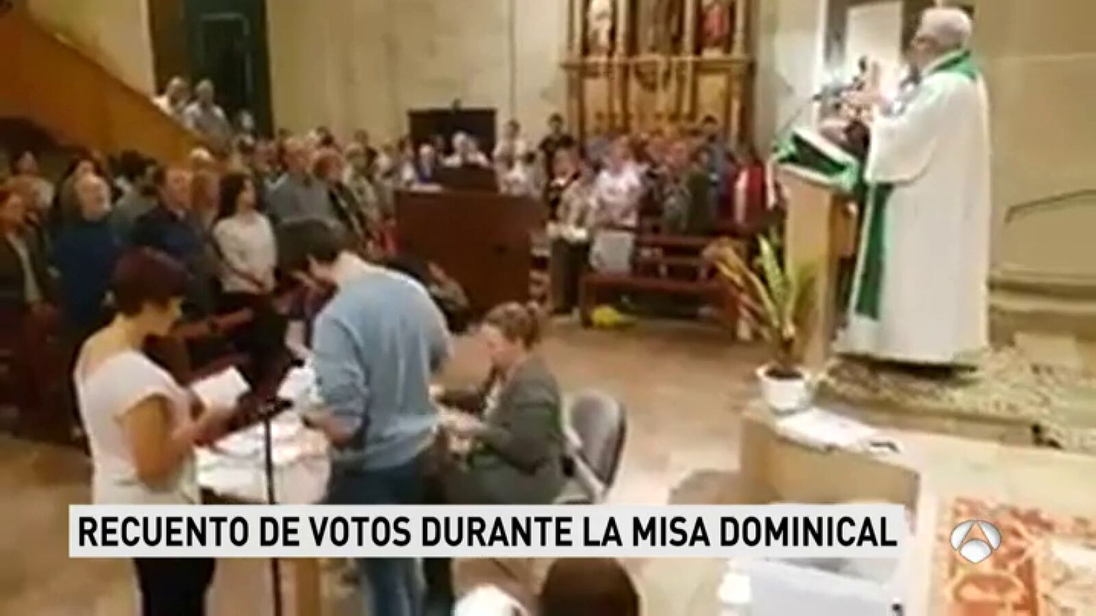 Otra de las imágenes del 1-O: Un recuento de votos en plena misa mientras el párroco y los feligreses cantan