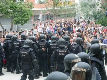 Cargas policiales durante el 1-O Cargas policiales durante el 1-O