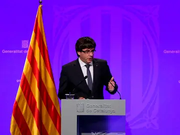 Carles Puigdemont hablando ante los medios Carles Puigdemont hablando ante los medios