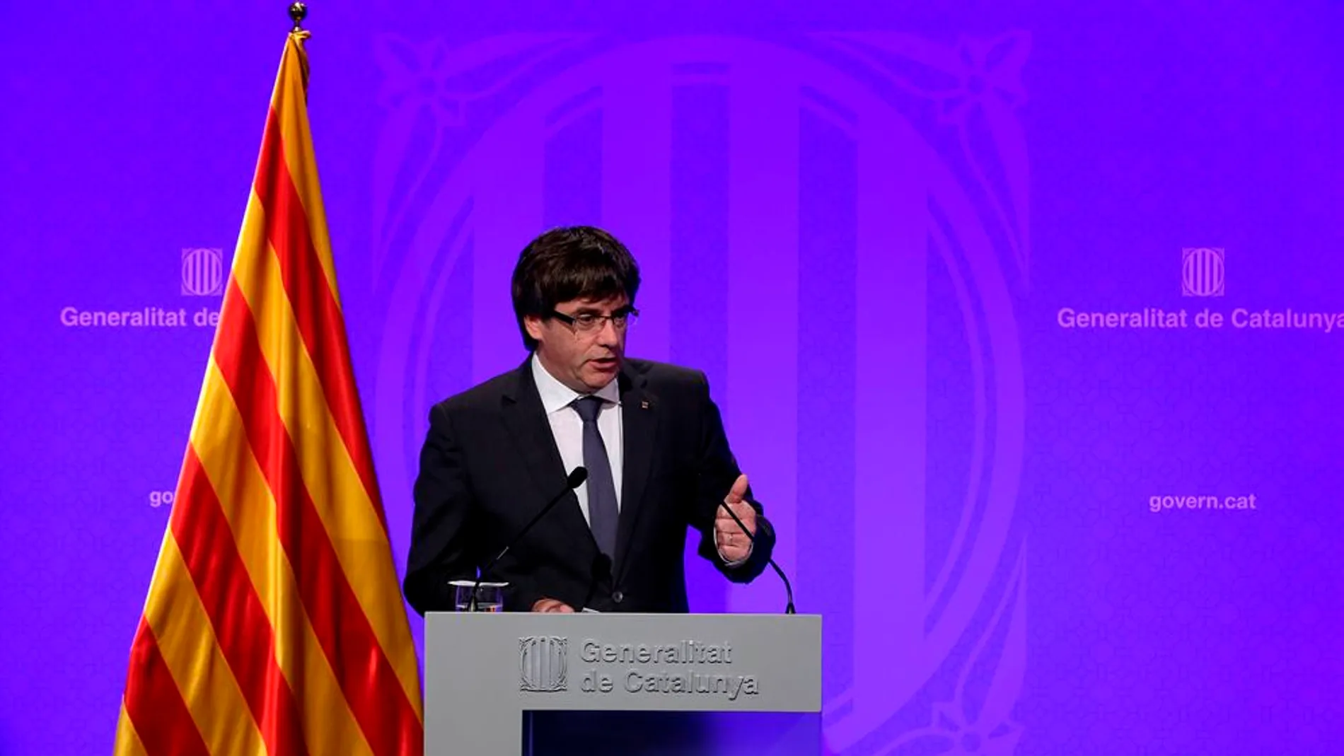 Carles Puigdemont hablando ante los medios Carles Puigdemont hablando ante los medios