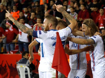 Los jugadores de Islandia celebran uno de sus goles ante Turquía