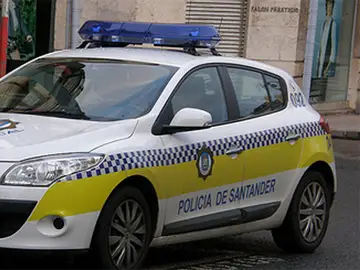 Un coche de la policía local santanderina Un coche de la policía local santanderina