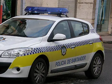 Un coche de la policía local santanderina Un coche de la policía local santanderina