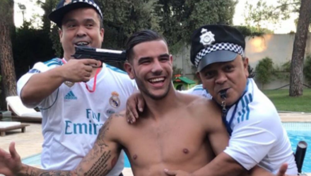 Theo Hernández, con dos enanos