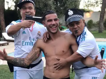 Theo Hernández, con dos enanos Theo Hernández, con dos enanos