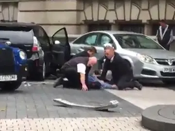 Varias personas reducen al detenido por el atropello de Londres antes de que llegue la Policía Varias personas reducen al detenido por el atropello de Londres antes de que llegue la Policía