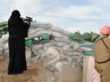Una terrorista islámica disparando Una terrorista islámica disparando
