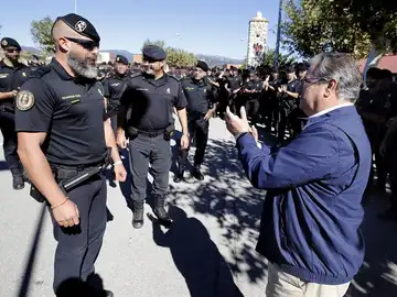 Zoido agradece al guardia civil que ayudó a un padre con su hijo Zoido agradece al guardia civil que ayudó a un padre con su hijo