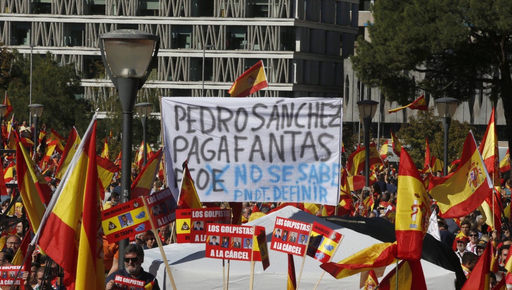 Concentración en la plaza de Colón de Madrid, convocada por la fundación DENAES para la defensa de la nación española