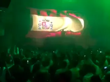 Suena el himno de España en una discoteca de Madrid Suena el himno de España en una discoteca de Madrid
