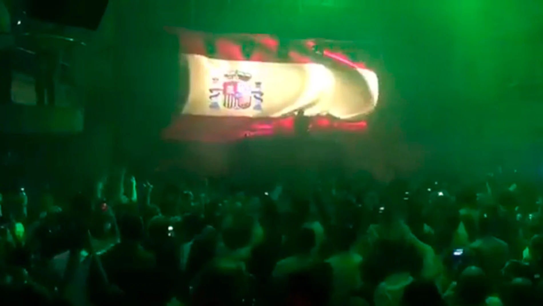 Suena el himno de España en una discoteca de Madrid Suena el himno de España en una discoteca de Madrid