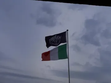 La bandera de una conocida marca de whisky junto a la italiana, en el balcón del vecino acusado La bandera de una conocida marca de whisky junto a la italiana, en el balcón del vecino acusado