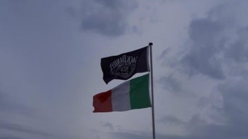 La bandera de una conocida marca de whisky junto a la italiana, en el balcón del vecino acusado
