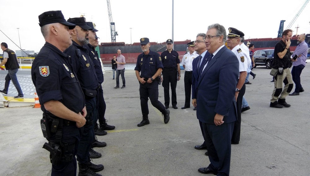 Fotografía facilitada por el Ministerio del Interior del titular, Juan Ignacio Zoido, durante su visita a Barcelona