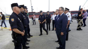 Fotografía facilitada por el Ministerio del Interior del titular, Juan Ignacio Zoido, durante su visita a Barcelona 