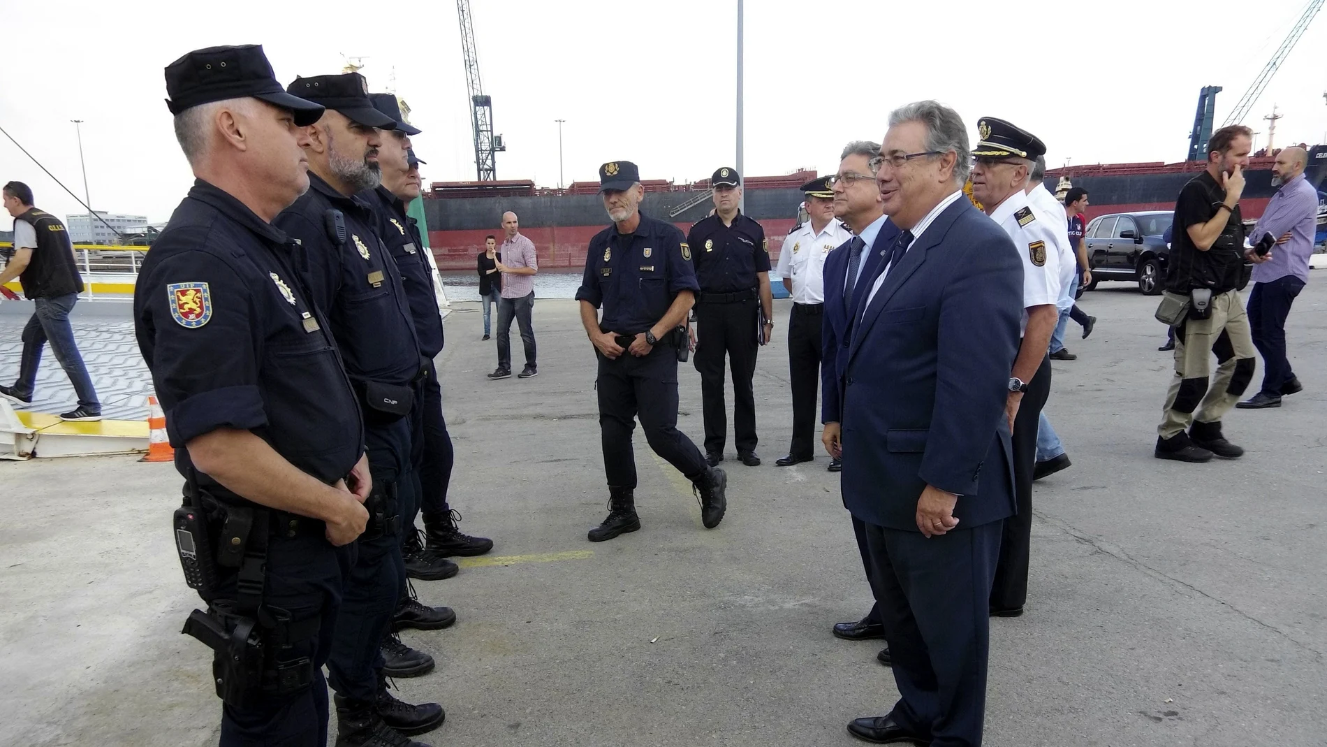 Fotografía facilitada por el Ministerio del Interior del titular, Juan Ignacio Zoido, durante su visita a Barcelona Fotografía facilitada por el Ministerio del Interior del titular, Juan Ignacio Zoido, durante su visita a Barcelona