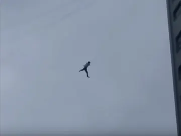 El hombre se quedó colgando de los cables, a 60 metros El hombre se quedó colgando de los cables, a 60 metros