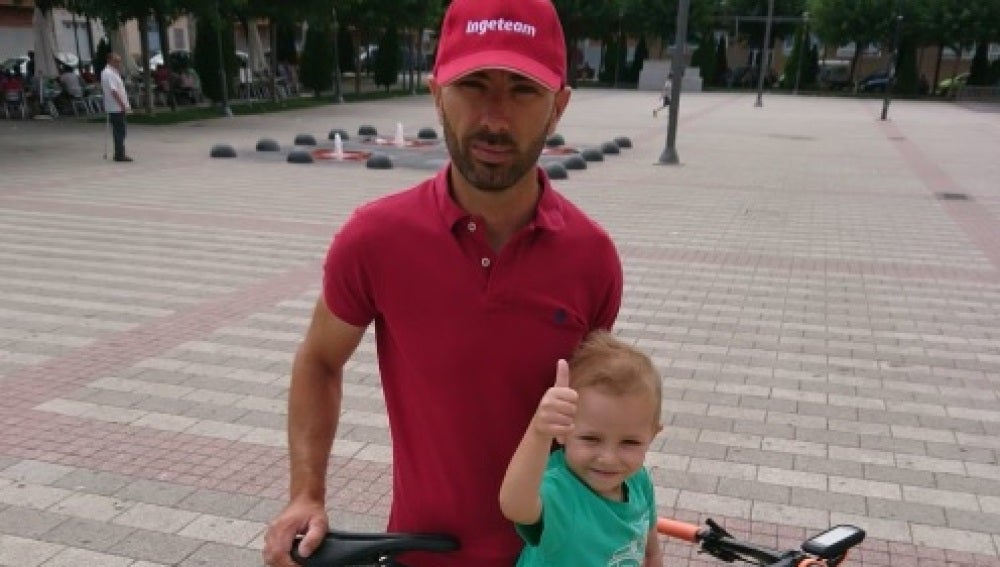 Pablo junto a su padre, José Luis, que ha recorrido 650 km en bicicleta en una sola etapa para recaudar fondos para el neuroblastoma