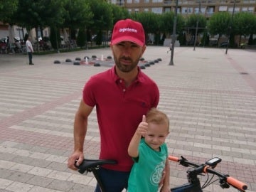 Pablo junto a su padre, José Luis, que ha recorrido 650 km en bicicleta en una sola etapa para recaudar fondos para el neuroblastoma