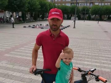 Pablo junto a su padre, José Luis, que ha recorrido 650 km en bicicleta en una sola etapa para recaudar fondos para el neuroblastoma Pablo junto a su padre, José Luis, que ha recorrido 650 km en bicicleta en una sola etapa para recaudar fondos para el neuroblastoma