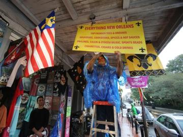 Los vecinos de Nueva Orleans se preparan para el huracán Nate