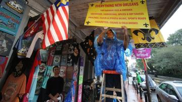 Los vecinos de Nueva Orleans se preparan para el huracán Nate