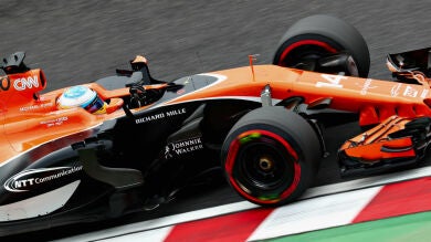 Reprimenda y pérdida de dos puntos en la licencia de piloto para Alonso por ignorar banderas azules