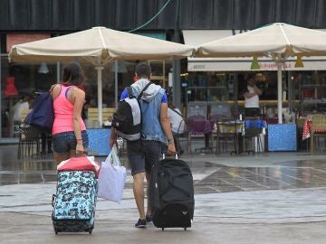 Varios turistas en la zona de La Barceloneta (Archivo)