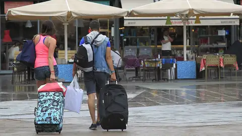 Varios turistas en la zona de La Barceloneta (Archivo) Varios turistas en la zona de La Barceloneta (Archivo)