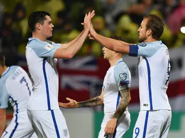 Kane celebra un gol con Keane Kane celebra un gol con Keane