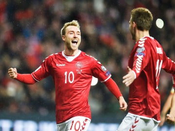 Eriksen celebra un gol con Dinamarca