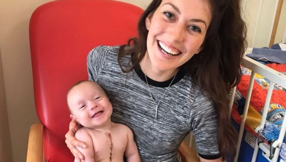 Ellis posa sonriente tras ser operado del corazón