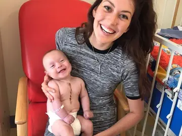 Ellis posa sonriente tras ser operado del corazón Ellis posa sonriente tras ser operado del corazón