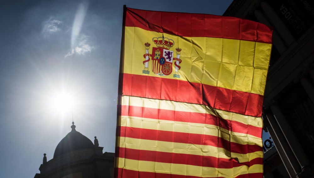 Una bandera de España y otra de Cataluña