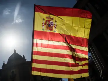 Una bandera de España y otra de Cataluña Una bandera de España y otra de Cataluña
