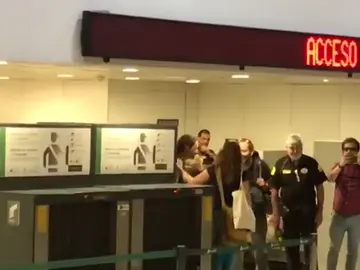 Pablo Iglesias, abucheado en la estación de Sants de Barcelona por manifestantes a favor de la unidad de España Pablo Iglesias, abucheado en la estación de Sants de Barcelona por manifestantes a favor de la unidad de España