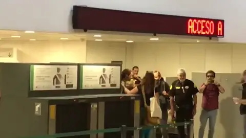 Pablo Iglesias, abucheado en la estación de Sants de Barcelona por manifestantes a favor de la unidad de España Pablo Iglesias, abucheado en la estación de Sants de Barcelona por manifestantes a favor de la unidad de España