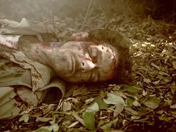 Javier es alcanzado por un bombardeo en Vietnam Javier es alcanzado por un bombardeo en Vietnam