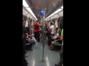 Un ultra da una patada a un pasajero del metro de Barcelona