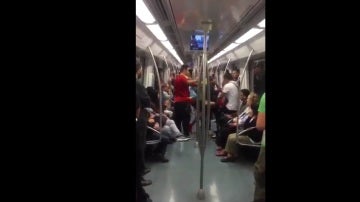 Un ultra da una patada a un pasajero del metro de Barcelona