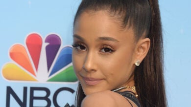 Ariana Grande sorprende con un nuevo y colorido look