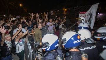 Los manifestantes cercan a una de las unidades de la Policía Nacional 