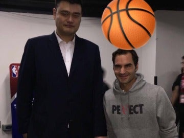 Federer posa junto a Yao Ming