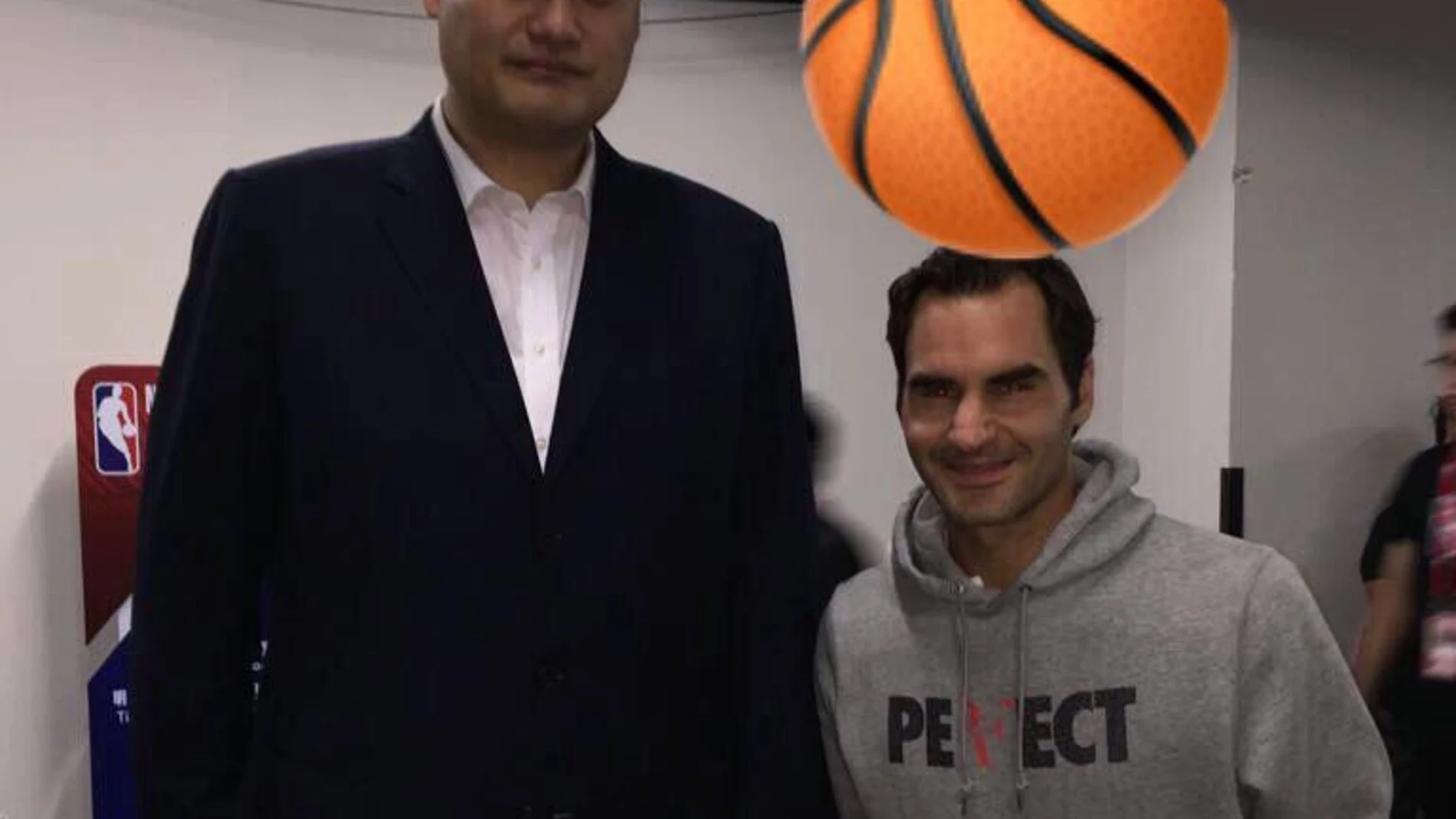Federer posa junto a Yao Ming Federer posa junto a Yao Ming