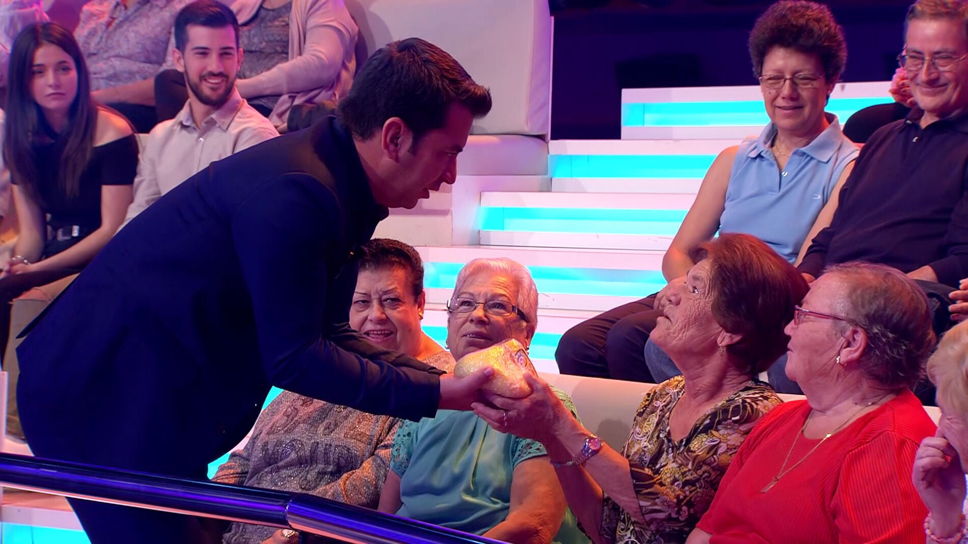 Arturo Valls se deja seducir por las "tetillas" de una gallega