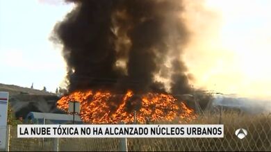 Los bomberos descartan extinguir este lunes el incendio en la planta de reciclaje de Córdoba