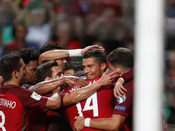 Los jugadores de la selección portuguesa abrazan a Cristiano Ronaldo tras un gol Los jugadores de la selección portuguesa abrazan a Cristiano Ronaldo tras un gol